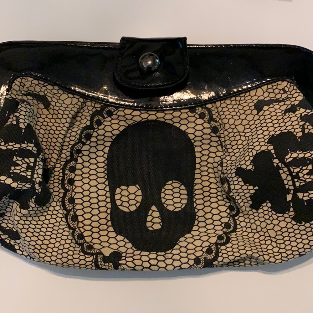 Skull clutch